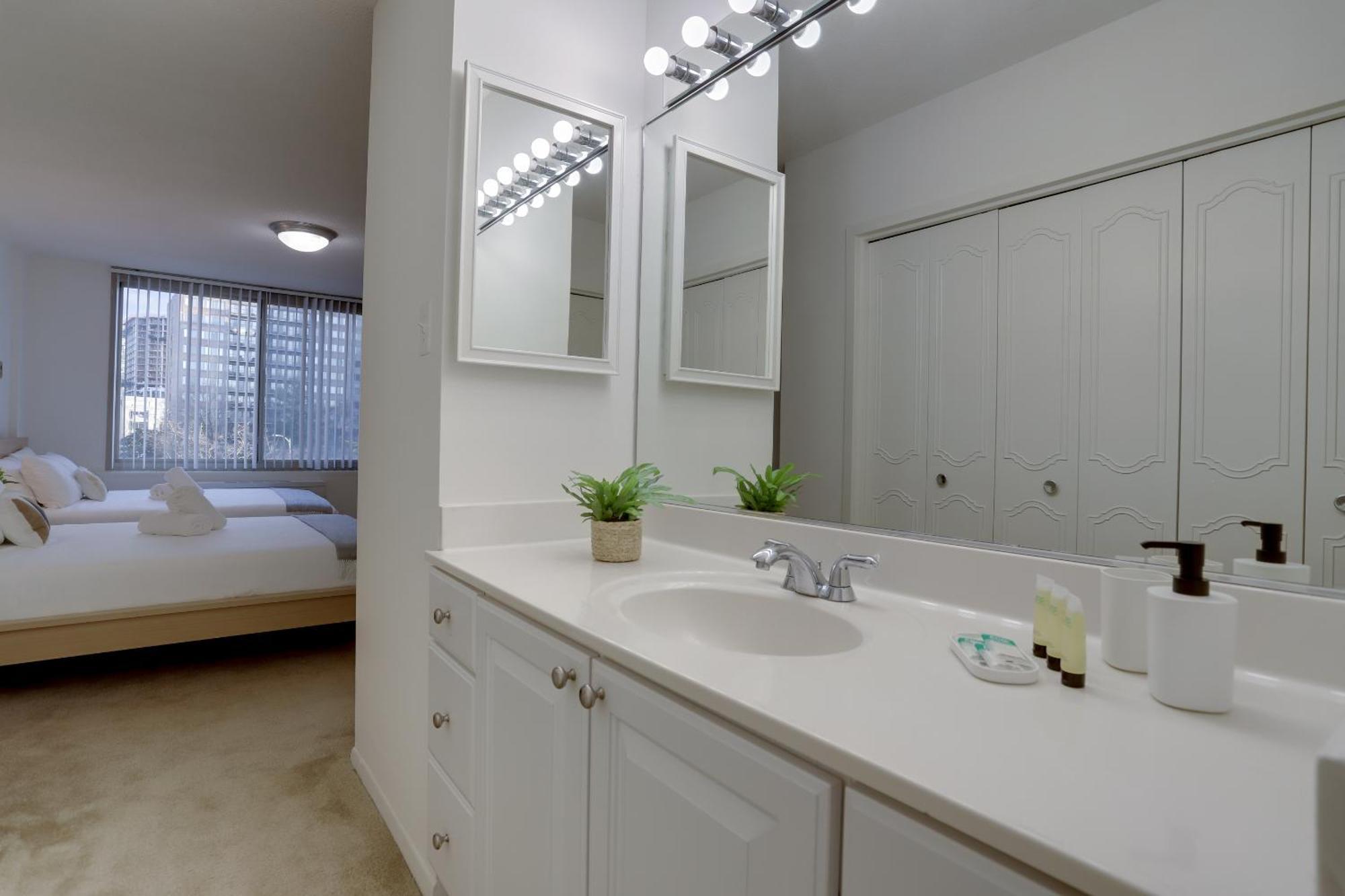 Sensational Condominium @Crystal City Arlington Exteriör bild
